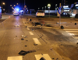 Bliższe ujęcie 0 Miejsce zdarzenia drogowego, w tle widać radiowóz, biały samochód - mercedes.