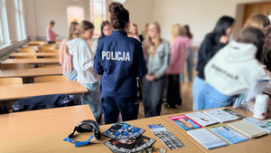 Policjantka rozmawia z uczennicami.