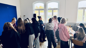 Policjantka rozmawia z uczennicami.