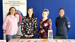 Zdjęcie pani psycholog szkolnej, dwóch pań z sanepidu oraz policjantki - pozowane.