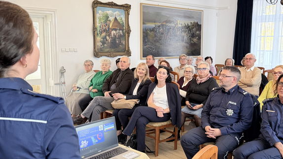 Policjanci prowadzą spotkanie z seniorami