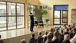 Policjantka rozmawia z dziećmi