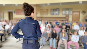 Policjantka rozmawia z dziećmi
