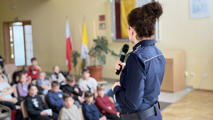 Policjantka rozmawia z dziećmi