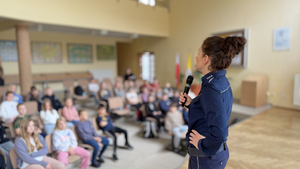 Policjantka rozmawia z dziećmi