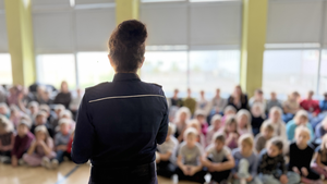 Policjantka rozmawia z dziećmi