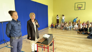 Policjantka rozmawia z dziećmi