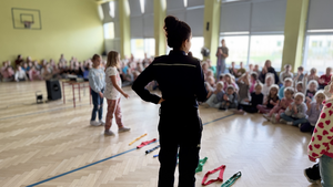 Policjantka rozmawia z dziećmi