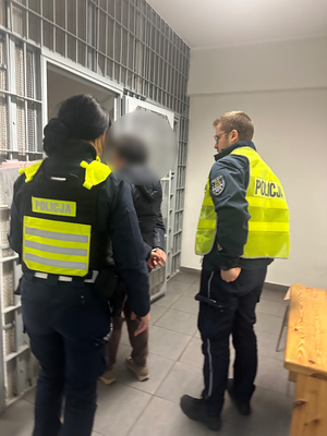 Policjanci prowadzą zatrzymaną