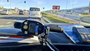 wynik na urządzeniu pomiarowym - prędkość 98 km/h