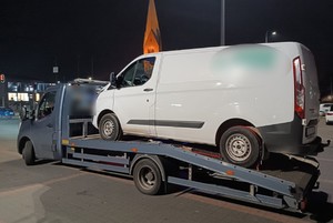 Na lawecie stoi inny pojazd dostawczy