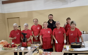 Zdjęcie grupowe dzielnicowego z kołem gospodyń