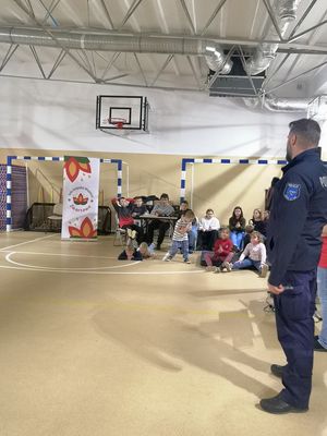 Dzielnicowy prowadzi spotkanie profilaktyczne