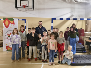 Zdjęcie grupowe z młodzieżą