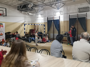 Policjant prowadzi prelekcję