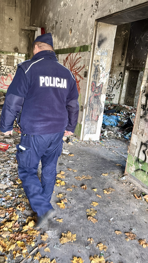 Dzielnicowy chodzi po pustostanie