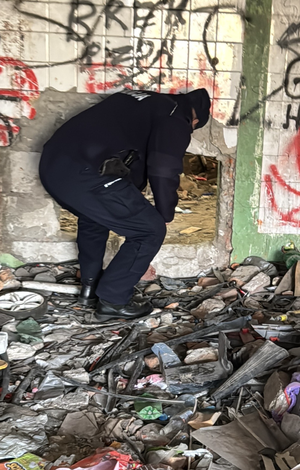 Dzielnicowy chodzi po pustostanie