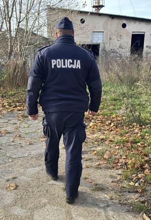 Dzielnicowy chodzi po pustostanie