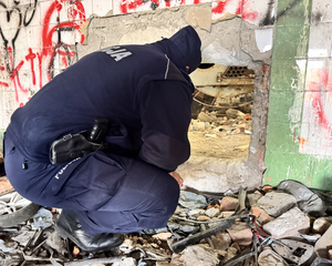 Dzielnicowy chodzi po pustostanie