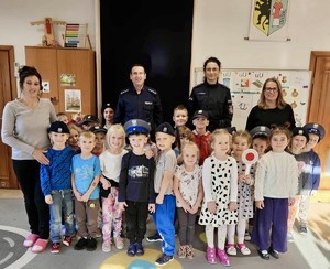 Zdjęcie grupowe z dziećmi i policjantami