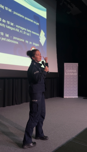 Policjantka prowadzi wykład