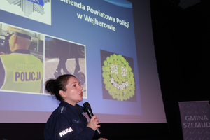 Policjantka prowadzi wykład