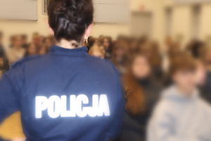 Policjantka prowadzi spotkanie z uczniami na auli