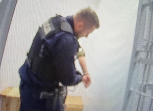 Policjant zdejmuje kajdanki zatrzymanemu