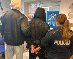 Policjanci prowadza zatrzymanego