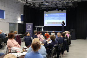 Policjanci prowadzą debatę