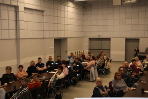 Policjanci prowadzą debatę