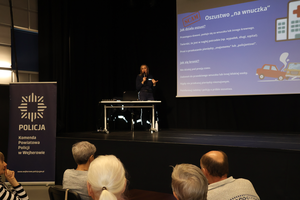 Policjanci prowadzą debatę
