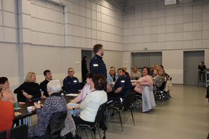 Policjanci prowadzą debatę