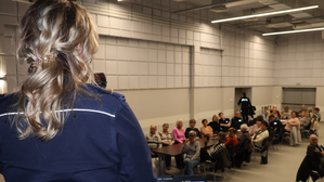 Policjanci prowadzą debatę