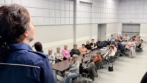 Policjanci prowadzą debatę