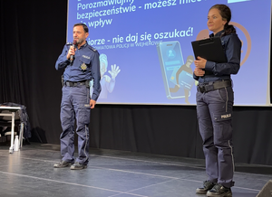 Policjanci prowadzą debatę