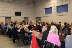 Policjanci prowadzą debatę