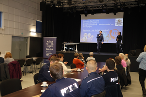 Policjanci prowadzą debatę