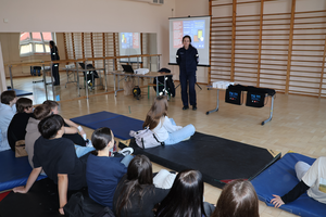 Policjantka prowadzi zajęcia