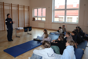 Policjantka prowadzi zajęcia