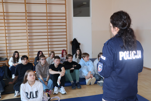 Policjantka prowadzi zajęcia