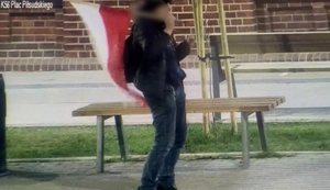 Mężczyzna wymachuje flagą