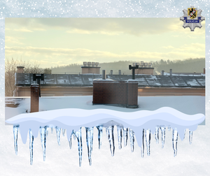 Zdjęcie dachu i kominów z dodatkowymi elementami śniegu i sopli -jako obraz skupiający uwagę na komunikacie.