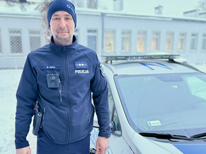 Zdjęcie przy radiowozie dzielnicowego