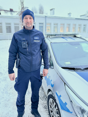 Zdjęcie przy radiowozie dzielnicowego