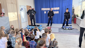 Policjanci prowadzą spotkanie