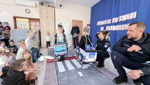 Policjanci prowadzą spotkanie