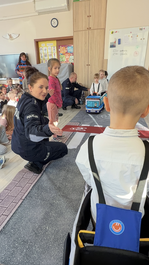 Policjanci prowadzą spotkanie