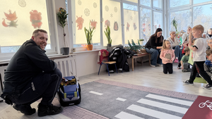 Policjanci prowadzą spotkanie