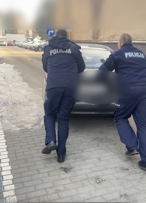 Policjanci pchają samochód